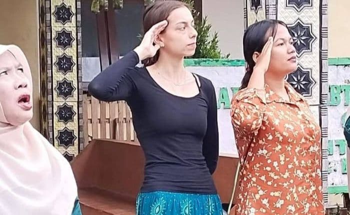 turis_asal_jerman_ikuti_upacara_peringatan_hari_guru_viral_di_medsos