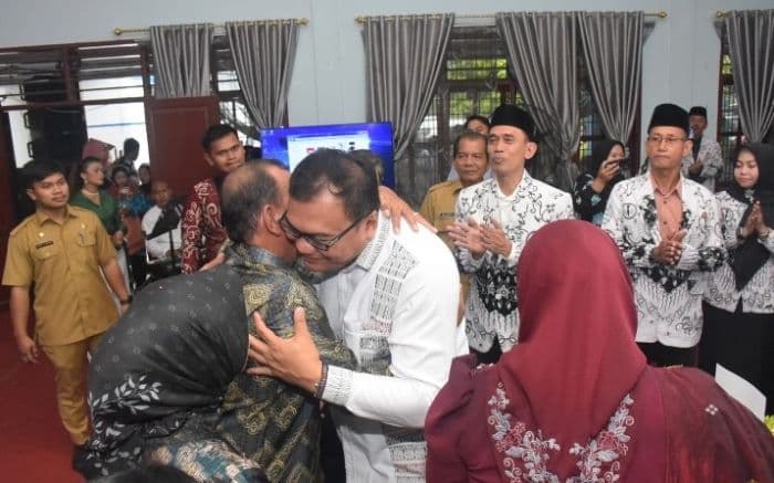 usai_pelantikan_pgri_bupati_deli_serdang_bertemu_guruguru_yang_pernah_mendidiknya_