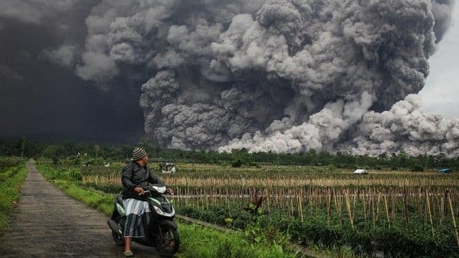gunung_semeru_kembali_erupsi_warga_diimbau_tidak_beraktivitas_radius_5_kilometer_