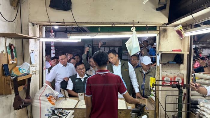 pantau_stabilitas_pangan_jelang_2026_dirut_bulog_pastikan_harga_beras_masih_di_bawah_het