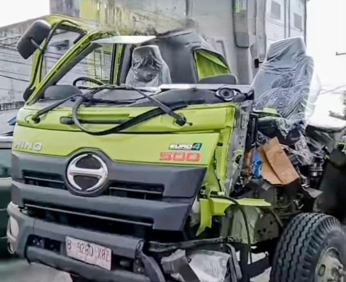truk_hino_tabrak_kendaraan_yang_sedang_parkir_di_jalinsum_batu_bara