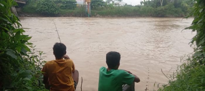 debit_air_meningkat_dan_keruh_para_pemancing_berburu_ikan_di_sungai_padang