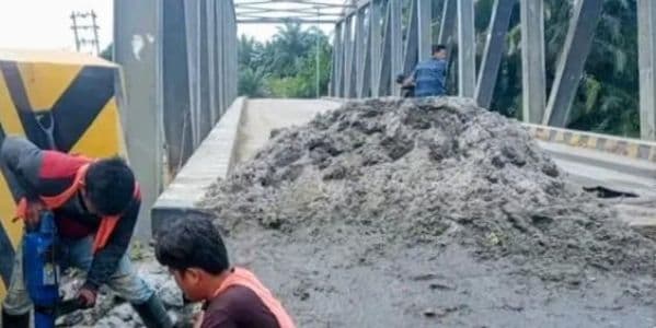 bupati_batu_bara_tindaklanjuti_jalan_rusak_di_jembatan_sungai_besar_perbaikan_dimulai
