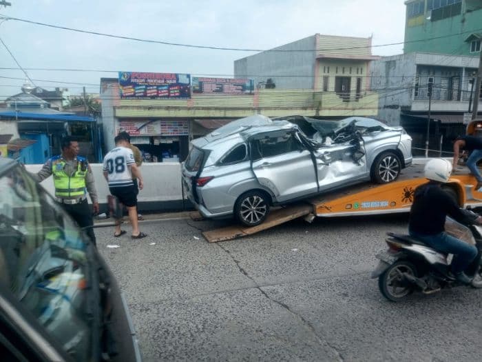 kecelakaan_di_flyover_jamin_ginting_medan_avanza_tabrak_truk_yang_kabur