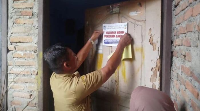 rumah_penerima_bansos_dipasang_stiker_keluarga_miskin_yang_gak_suka_silakan_mundur_