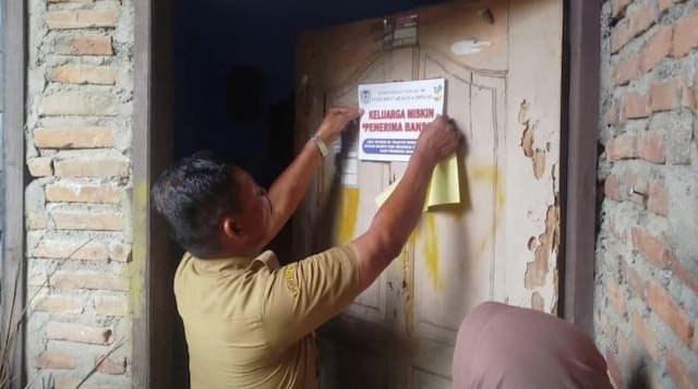 rumah_penerima_bansos_dipasang_stiker_keluarga_miskin_yang_gak_suka_silakan_mundur_