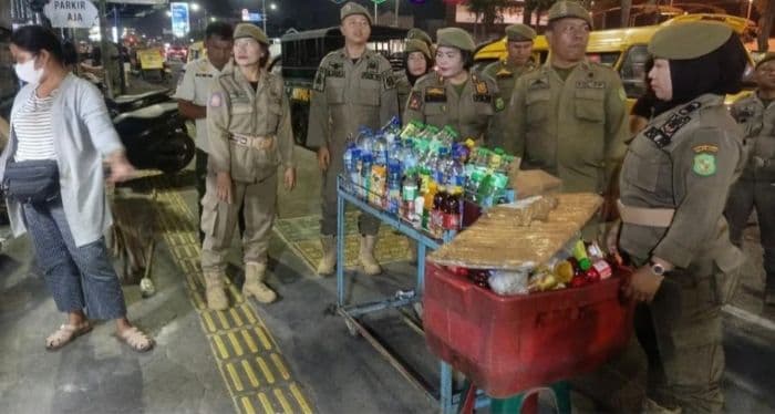satpol_pp_medan_tertibkan_pkl_liar_di_sejumlah_pasar_dan_kawasan_kota