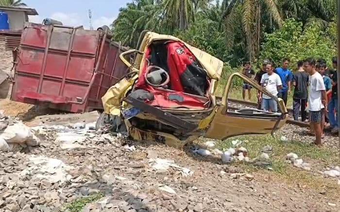 truk_pelangsir_sawit_ditabrak_ka_sribilah_utama_di_asahan_sopir_tewas