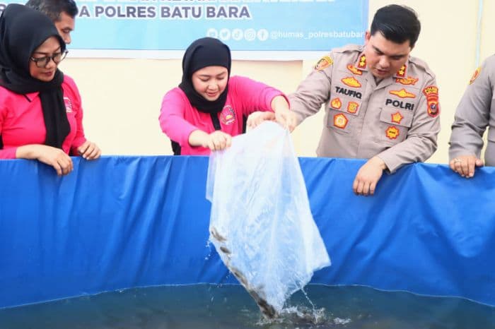 bhayangkari_polres_batu_bara_tabur_6000_benih_gurame_dan_lele_