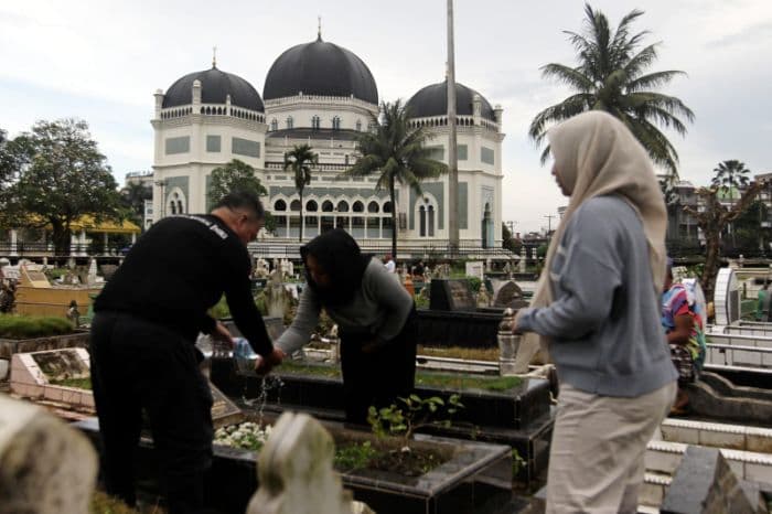 potret_ziarah_kubur_jelang_ramadan_di_medan