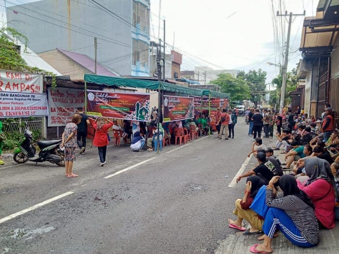 tolak_eksekusi_ratusan_warga_padati_jalan_gandhi_medan