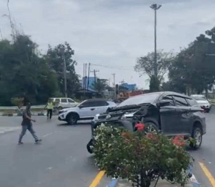 hendak_ke_bandara_kualanamu_mobil_asal_saribudolok_kecelakaan_di_depan_pintu_tol_paluh_kemiri