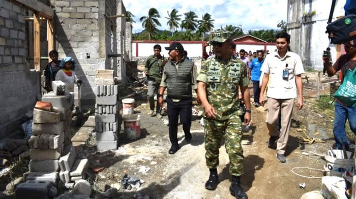 kasum_tni_tinjau_pengungsi_di_huntara_dan_progres_pembangunan_huntap_di_tapteng