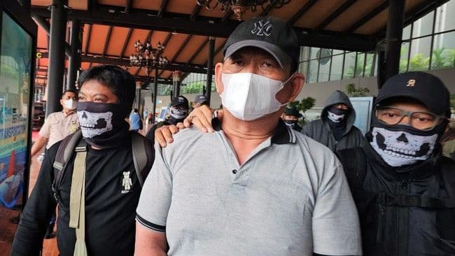 penerima_uang_hasil_penjualan_narkoba_bandar_koh_erwin_dibekuk_di_lombok_