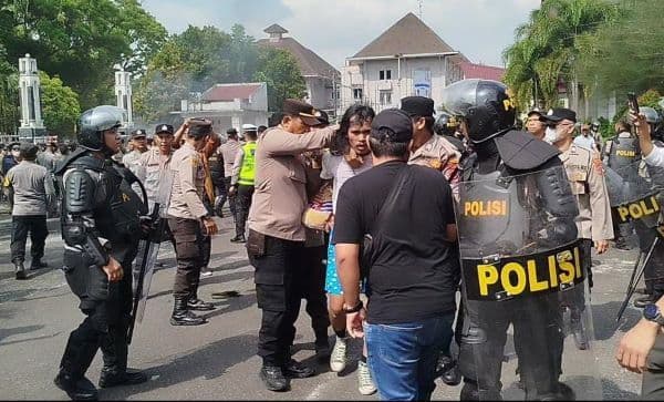 diseretdipukul_seorang_mahasiswa_kecewa_tindakan_anggota_dprd_pematangsiantar
