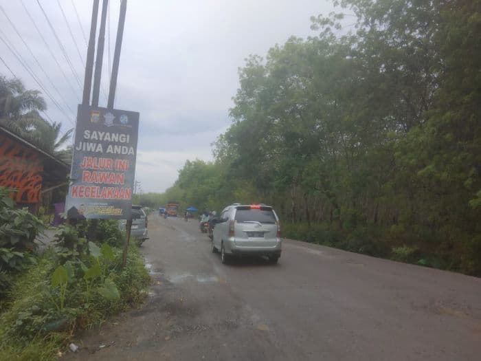 jalan_menuju_tol_kisaran_penuh_tambalan_pemudik_diminta_waspada