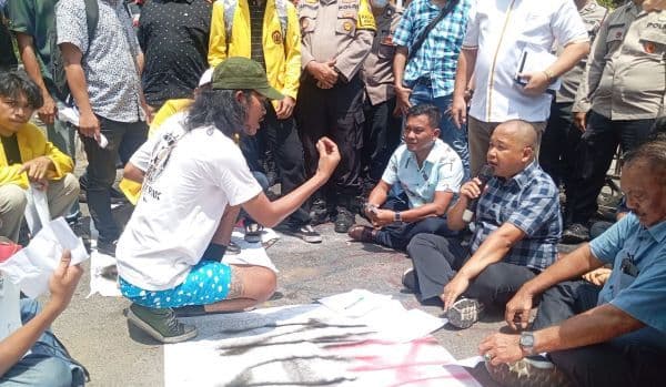 ketua_dprd_siantar_tak_mau_teken_kesepakatan_tolak_uu_tni_mahasiwa_lanjutkan_aksi