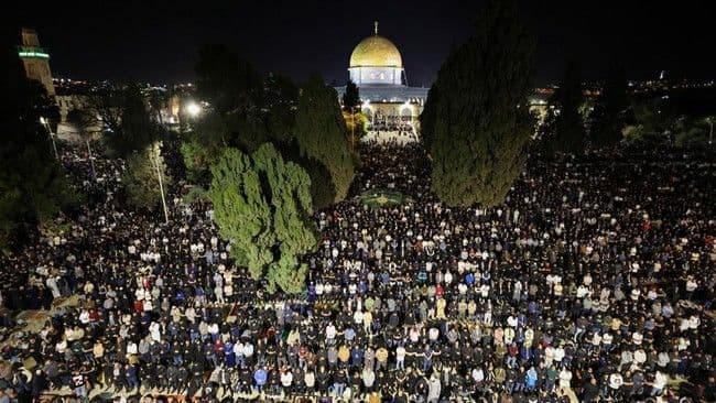 meski_dijaga_israel_180_ribu_jemaah_muslim_salat_tarawih_di_masjid_al_aqsa_