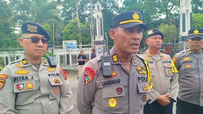 polisi_amankan_petasan_saat_mengawal_unjuk_rasa_tolak_uu_tni_di_pematangsiantar