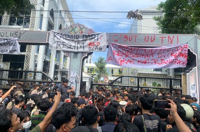 ratusan_massa_kembali_aksi_menuntut_pencabutan_uu_tni_di_dprd_sumut