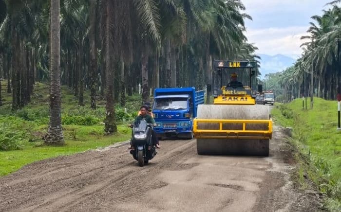 warga_empat_desa_di_bahorok_perbaiki_jalan_rusak_ke_bukit_lawang_