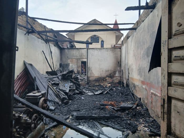 bengkel_ban_di_jalan_pendeta_justin_sihombing_siantar_terbakar