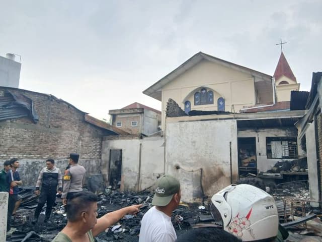bengkel_ban_terbakar_di_siantar_dua_anak_selamat_dari_maut