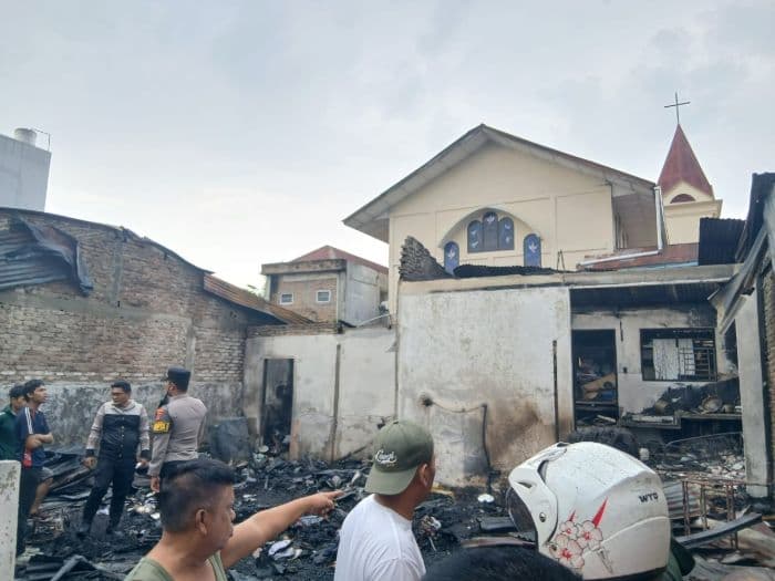 bengkel_ban_terbakar_di_siantar_dua_anak_selamat_dari_maut