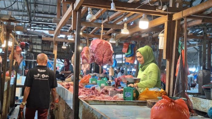 harga_daging_dan_ayam_di_medan_stabil_di_h7_idulfitri_pasokan_kembali_normal