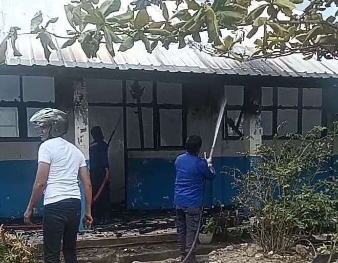 tiga_ruang_kelas_smpn_4_balige_hangus_terbakar_damkar_turun_tangan