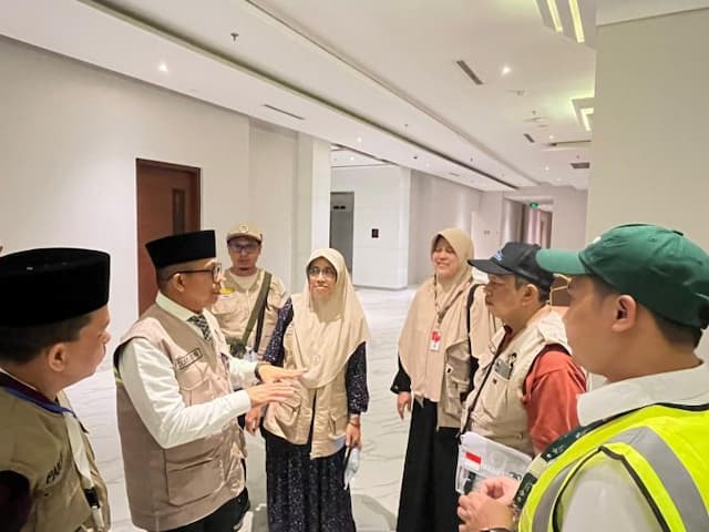 jemaah_calon_haji_embarkasi_surabaya_transit_darurat_di_kualanamu