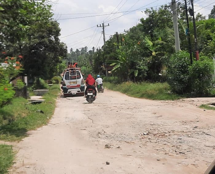 akses_menuju_karang_anyar_dikeluhkan_badan_jalan_rusak_parah