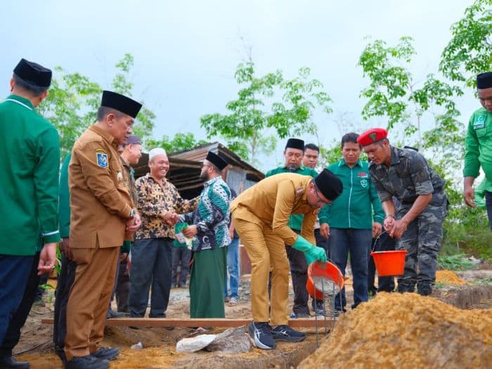bupati_labusel_hadiri_peletakan_batu_pertama_smp_it_al_washliyah