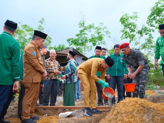 bupati_labusel_hadiri_peletakan_batu_pertama_smp_it_al_washliyah