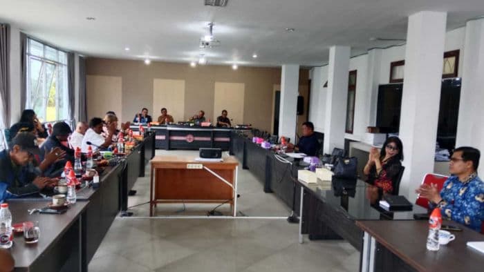 dprd_samosir_soroti_pengelolaan_sampah_di_tengah_lonjakan_wisatawan