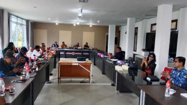 dprd_samosir_soroti_pengelolaan_sampah_di_tengah_lonjakan_wisatawan