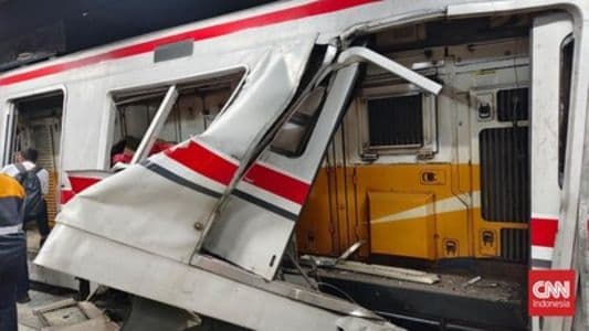 dua_kereta_bertabrakan_di_stasiun_bekasi_timur_