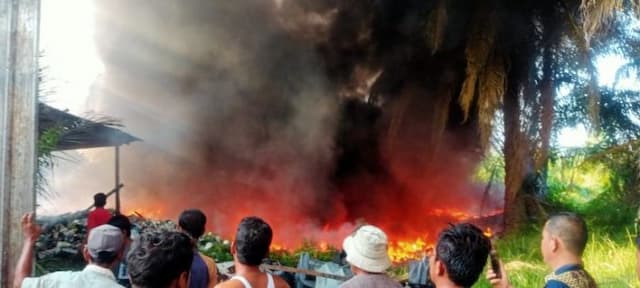 gudang_barang_bekas_di_pantai_labu_terbakar