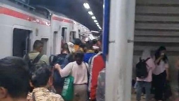 ka_jarak_jauh_dan_krl_tabrakan_di_bekasi_timur_basarnas_kerahkan_tim_khusus_