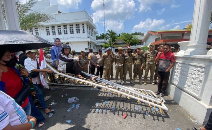 pagar_kantor_wali_kota_binjai_rubuh_didobrak_pkl_yang_menolak_pengusuran_