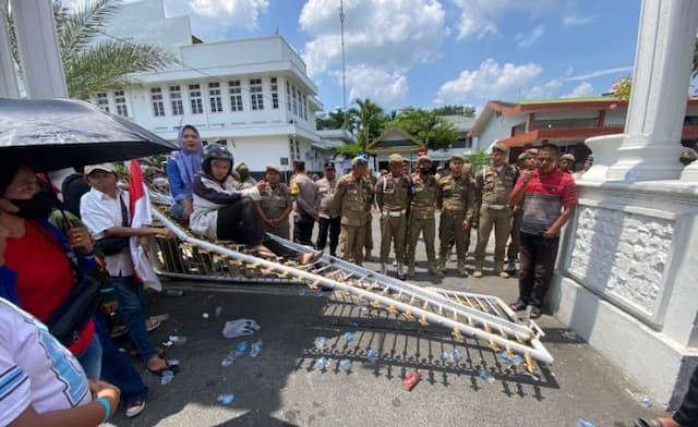 pagar_kantor_wali_kota_binjai_rubuh_didobrak_pkl_yang_menolak_pengusuran_