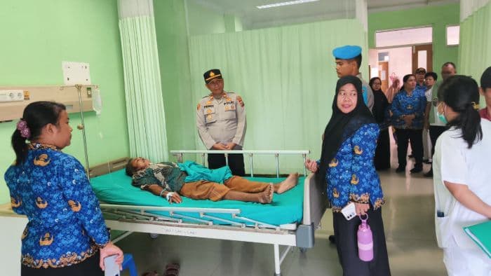 polsek_pandan_jenguk_lansia_yang_diduga_percobaan_bunuh_diri_di_rsud_pandan