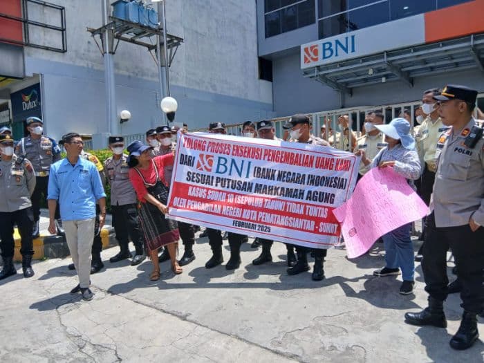 ratusan_korban_penipuan_rp42_miliar_gelar_aksi_di_kantor_bni_pematangsiantar