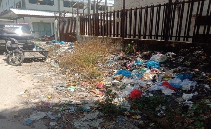setahun_menumpuk_sampah_di_pasar_laguboti_toba_bikin_warga_kesal