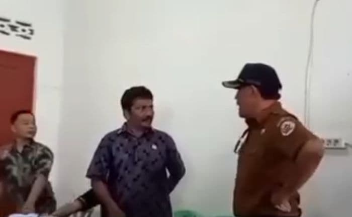 viral_ketua_dprd_tapteng_nyaris_pukul_lurah_di_kantor_camat_barus