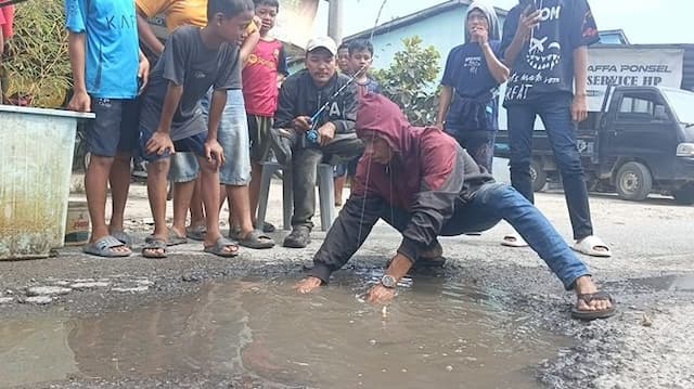 warga_asahan_mancing_di_jalan_rusak_sindir_pemerintah_tak_kunjung_perbaiki