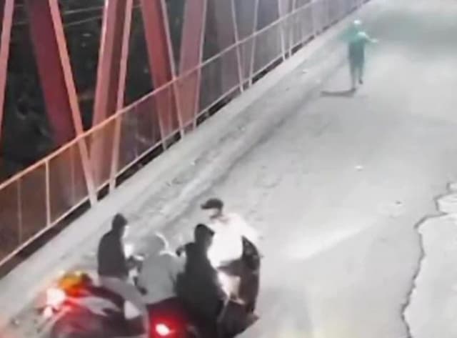 driver_ojol_dibegal_di_jembatan_pantai_bokek_motor_dibawa_kabur