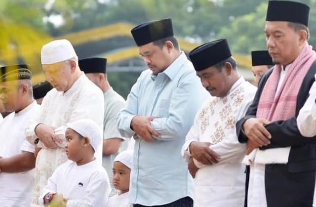 bobby_nasution_salat_iduladha_di_binjai_saksikan_sapi_kurban_prabowo_berbobot_1_ton