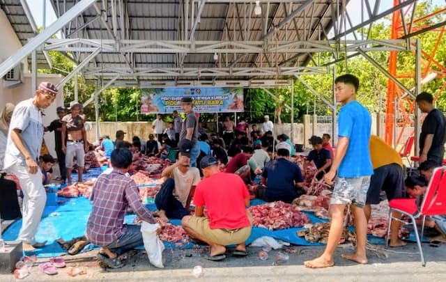 polres_batu_bara_sembelih_12_ekor_sapi_dan_9_kambing_kurban_iduladha_1447_h