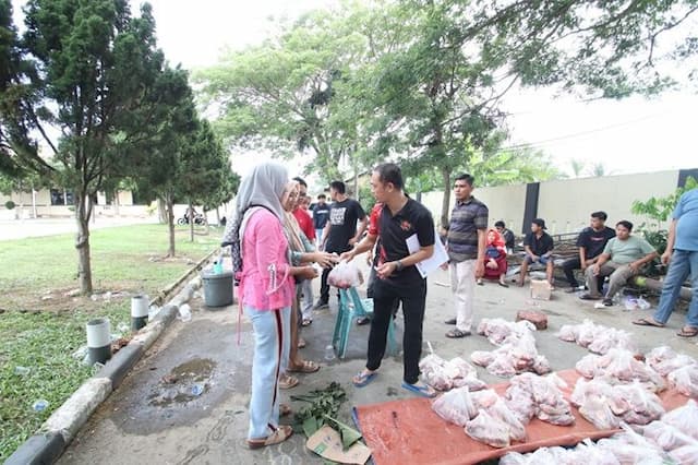 polres_sergai_sembelih_21_hewan_kurban_daging_dibagikan_ke_warga_hingga_pesantren